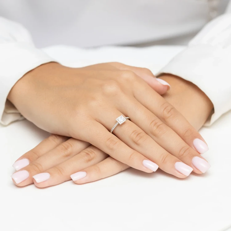 Zaręczynowy pierścionek z białego złota kwadratowy diament laboratoryjny Princessa Lab Diamonds W0591.B3.LDW.01 marko