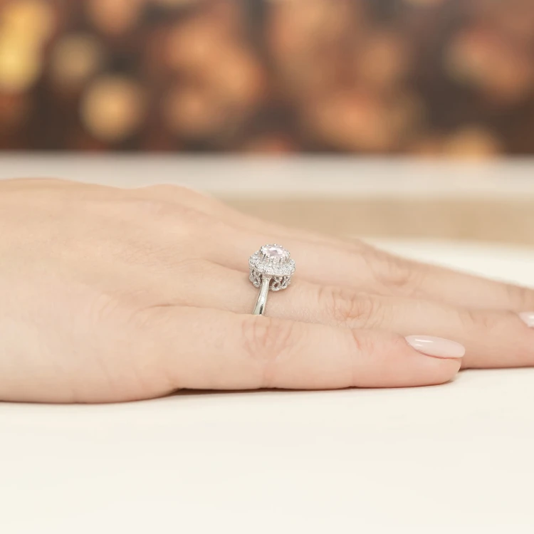 Pierścionek białe złoto z okrągłym diamentem laboratoryjnym Lab Diamonds i brylantami kwiat W0284.B3.LDW.01 marko