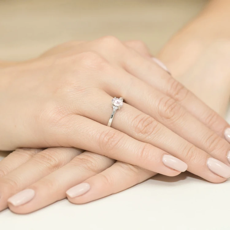 Pierścionek zaręczynowy z białego złota z owalnym diamentem laboratoryjnym Lab Diamonds i brylantami W0301.B3.LDW.01 marko