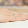 Pierścionek zaręczynowy z białego złota z owalnym diamentem laboratoryjnym Lab Diamonds i brylantami W0301.B3.LDW.01 marko