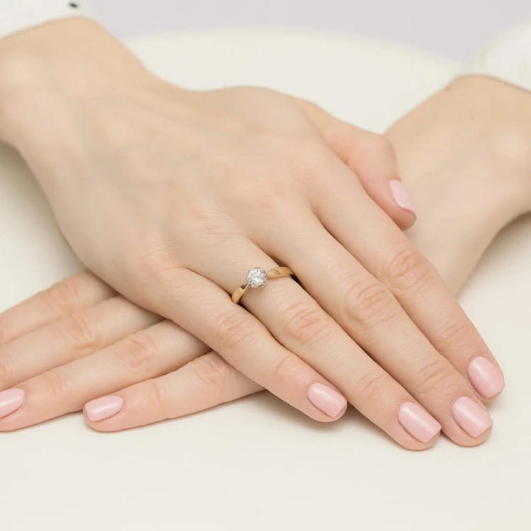 Elegancki pierścionek z żółtego złota z pojedynczym, okrągłym diamentem laboratoryjnym prezentowany na dłoni produktu W0541.Z3.LDW.02