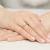Elegancki pierścionek z żółtego złota z okazałym diamentem laboratoryjnym na półokrągłej szynie, prezentowany na dłoni produktu W0553.Z3.LDW.04