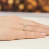 Klasyczny pierścionek z żółtego złota z okrągłym diamentem laboratoryjnym osadzonym na półokrągłej szynie, prezentowany na dłoni produktu W0553.Z3.LDW.03