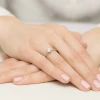 Klasyczny pierścionek z białego złota z diamentem laboratoryjnym 0,70ct półokrągła szyna Lab Diamonds W0553.B3.LDW.03 marko