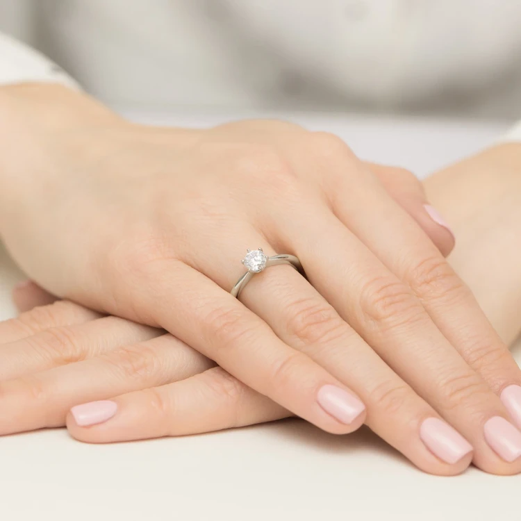 Klasyczny pierścionek z białego złota z diamentem laboratoryjnym 0,70ct półokrągła szyna Lab Diamonds W0553.B3.LDW.03 marko