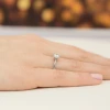 Klasyczny pierścionek z białego złota z diamentem laboratoryjnym 0,70ct półokrągła szyna Lab Diamonds W0553.B3.LDW.03 marko