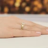 Złoty pierścionek z dużym okrągłym diamentem laboratoryjnym 1,00ct osadzony na delikatnej obrączce, prezentowany na dłoni produktu W0545.Z3.LDW.04