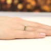 Delikatny pierścionek z żółtego złota z okrągłym, błyszczącym diamentem laboratoryjnym oprawionym w stylizowaną oprawę cathedral, prezentowany na dłoni produktu W0544.Z3.LDW.02