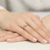 Delikatny złoty pierścionek z centralnie osadzonym diamentem laboratoryjnym o okrągłym szlifie w ażurowej oprawie, prezentowany na dłoni produktu W0542.Z3.LDW.01