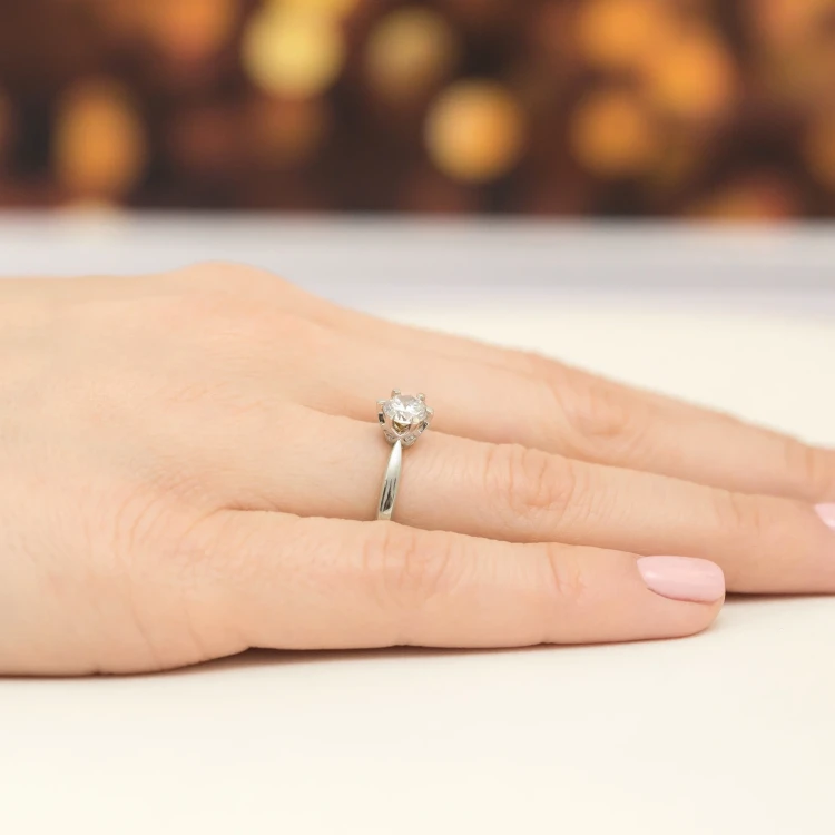 Pierścionek z białego złota diament laboratoryjny 0,70ct kamienie wokół korony Lab Diamonds W0539.B3.LDW.03 marko