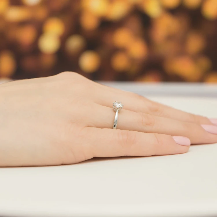 Pierścionek z białego złota diament laboratoryjny 0,50ct kamienie wokół korony Lab Diamonds W0539.B3.LDW.02 marko