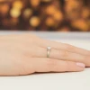 Pierścionek z białego złota diament laboratoryjny 0,40ct kamienie wokół korony Lab Diamonds W0539.B3.LDW.01 marko