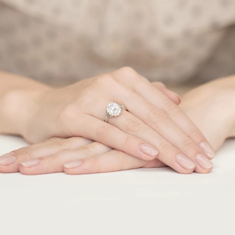 Pierścionek zaręczynowy z białego złota z owalnym diamentem laboratoryjnym Lab Diamonds i brylantami kwiatek markiza W0182.B3.LDW.02 marko