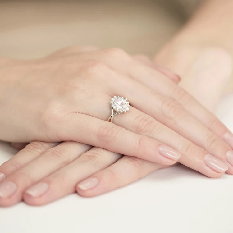 Pierścionek zaręczynowy z białego złota z owalnym diamentem laboratoryjnym Lab Diamonds i brylantami kwiatek markiza W0182.B3.LDW.02 marko