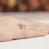Pierścionek zaręczynowy z białego złota z owalnym diamentem laboratoryjnym Lab Diamonds i brylantami kwiatek markiza W0182.B3.LDW.02 marko