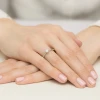 Klasyczny pierścionek z białego złota z diamentem laboratoryjnym 0,40ct półokrągła szyna Lab Diamonds W0553.B3.LDW.01 marko