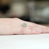 Pierścionek zaręczynowy z białego złota ze szmaragdem 0,40ct i brylantami Dynastia W0303.B3.EMG.01 marko