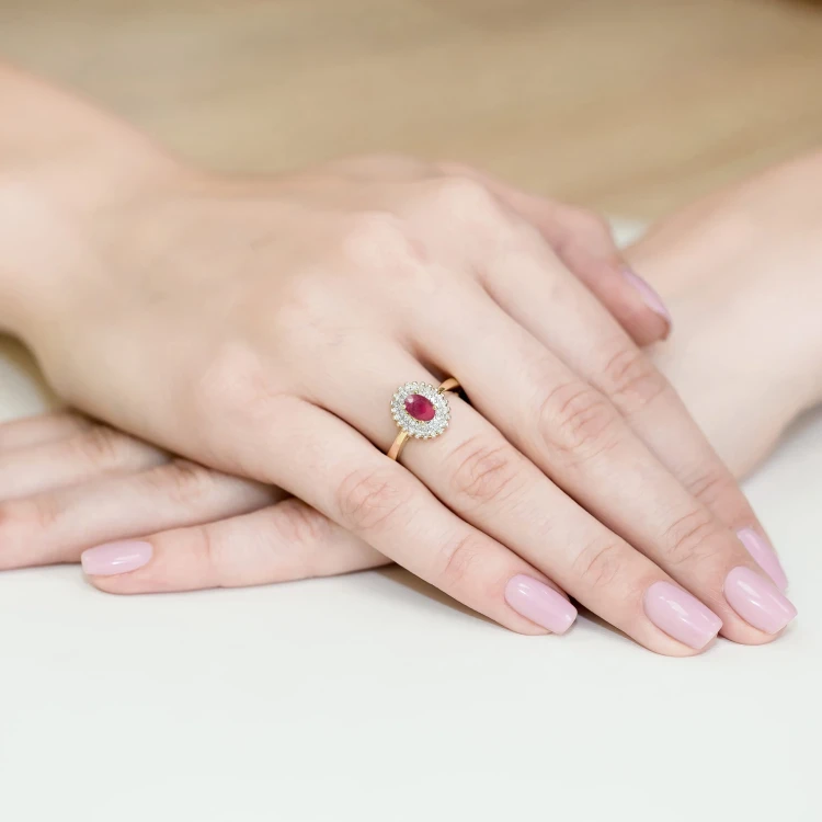 Złoty pierścionek zaręczynowy z rubinem 0,60ct i brylantami Dynastia W0303.Z3.RUR.01 marko