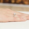 Pierścionek zaręczynowy z białego złota z prostokątnym diamentem laboratoryjnym Lab Diamonds W0002.B3.LDW.01 marko