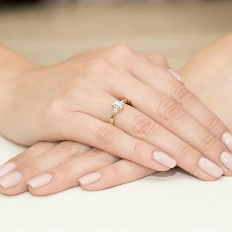 Pierścionek zaręczynowy z żółtego złota z prostokątnym diamentem laboratoryjnym Lab Diamonds W0002.Z3.LDW.01 marko