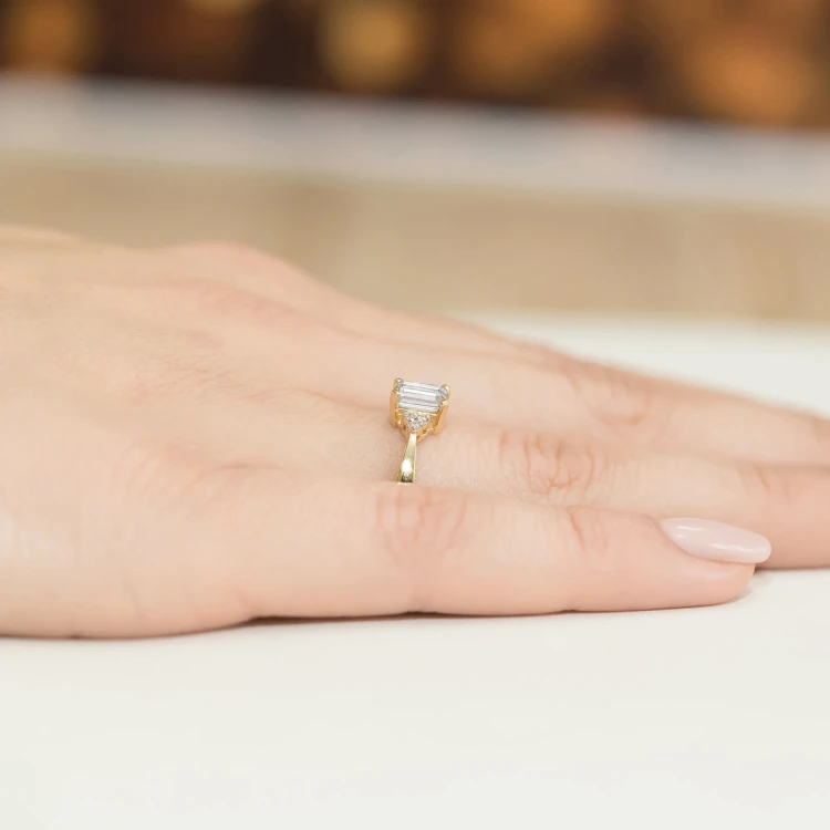 Pierścionek zaręczynowy z żółtego złota z prostokątnym diamentem laboratoryjnym Lab Diamonds W0002.Z3.LDW.01 marko
