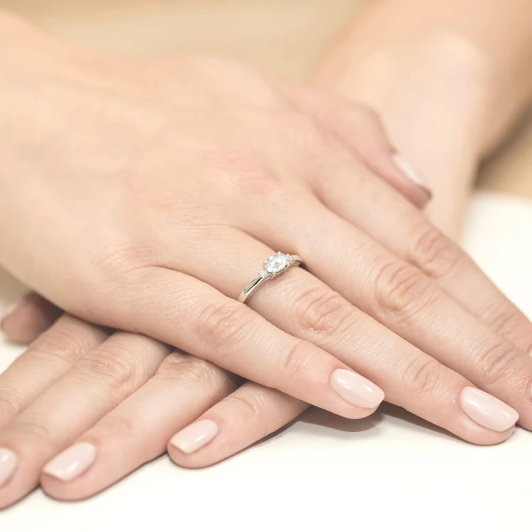 Pierścionek zaręczynowy z białego złota z owalnym diamentem laboratoryjnym Lab Diamonds i brylantami W0006.B3.LDW.01 marko