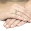 Pierścionek z białego złota z prostokątnym diamentem laboratoryjnym Lab Diamonds i brylantami W0078.B3.LDW.01 marko