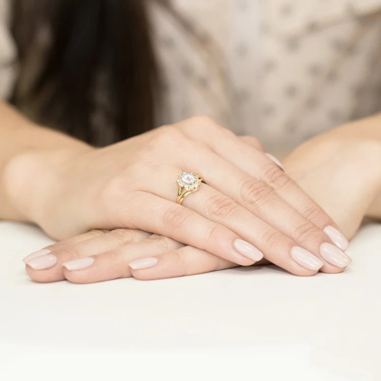 Złoty pierścionek zaręczynowy z owalnym diamentem Lab Diamonds i brylantami kwiatek markiza W0037.Z3.LDW.01 marko