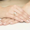 Złoty pierścionek zaręczynowy z owalnym diamentem Lab Diamonds i brylantami kwiatek markiza W0037.Z3.LDW.01 marko