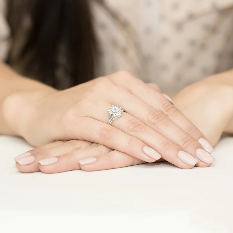 Pierścionek zaręczynowy z białego złota z owalnym diamentem Lab Diamonds i brylantami kwiatek markiza W0037.B3.LDW.01 marko