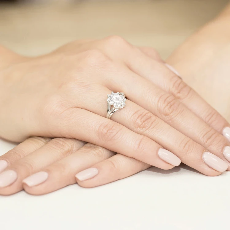 Pierścionek zaręczynowy z białego złota z owalnym diamentem Lab Diamonds i brylantami kwiatek markiza W0037.B3.LDW.01 marko