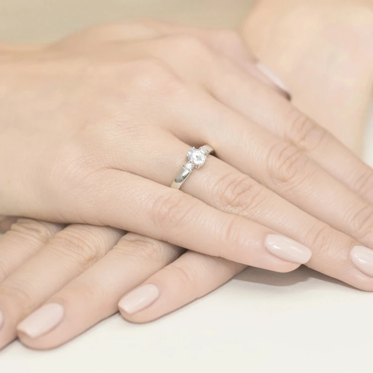 Pierścionek z trzema kamieniami białe złoto z owalnym diamentem laboratoryjnym Lab Diamonds i brylantami W0264.B3.LDW.01 marko
