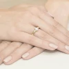 Pierścionek z trzema kamieniami żółte złoto z owalnym diamentem laboratoryjnym Lab Diamonds i brylantami W0264.Z3.LDW.01 marko