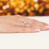 Pierścionek z fantazyjną szyną diament laboratoryjny różowe złoto Lab Diamonds W0329.R3.LDW.02 marko