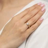 Złoty pierścionek z fantazyjną szyną diament laboratoryjny Lab Diamonds W0329.Z3.LDW.02 marko