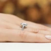 Prostokątny pierścionek z białego złota z diamentem laboratoryjnym Lab Diamonds W0422.B3.LDW.01 marko