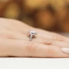 Prostokątny pierścionek z różowego złota z diamentem laboratoryjnym Lab Diamonds W0422.R3.LDW.01 marko