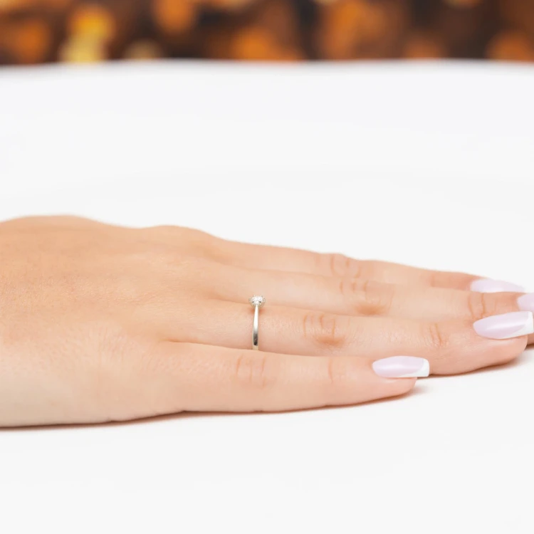 Minimalistyczny pierścionek z białego złota z diamentem laboratoryjnym 0,15ct Lab Diamonds W0579.B3.LDW.02 marko