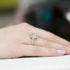 Okazały złoty pierścionek zaręczynowy z owalnym diamentem laboratoryjnym Lab Diamonds W0080.Z3.LDW.01 marko