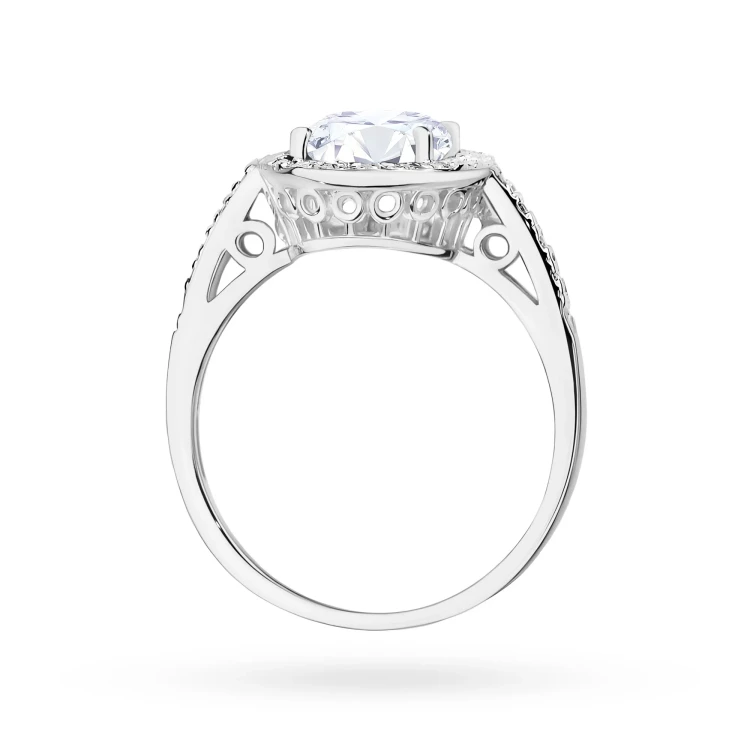 Okazały pierścionek zaręczynowy z białego złota z owalnym diamentem laboratoryjnym Lab Diamonds W0080.B3.LDW.01 marko