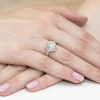 Okazały pierścionek zaręczynowy z białego złota z owalnym diamentem laboratoryjnym Lab Diamonds W0080.B3.LDW.01 marko