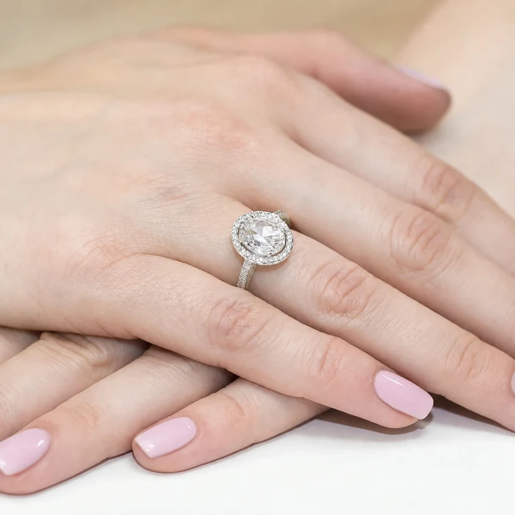 Okazały pierścionek zaręczynowy z białego złota z owalnym diamentem laboratoryjnym Lab Diamonds W0080.B3.LDW.01 marko