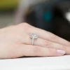 Okazały pierścionek zaręczynowy z białego złota z owalnym diamentem laboratoryjnym Lab Diamonds W0080.B3.LDW.01 marko