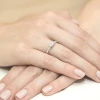 Złoty pierścionek zaręczynowy z białego złota z owalnym diamentem laboratoryjnym Lab Diamonds W0077.B3.LDW.01 marko