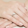 Pierścionek zaręczynowy z białego złota z prostokątnym diamentem laboratoryjnym Lab Diamonds W0105.B3.LDW.01 marko