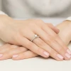 Złoty pierścionek diament laboratoryjny 0,40ct kamienie na szynie i koronie białe złoto Lab Diamonds W0546.B3.LDW.01 marko