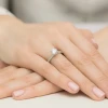 Złoty pierścionek diament laboratoryjny 1,00ct kamienie na szynie i koronie białe złoto Lab Diamonds W0546.B3.LDW.04 marko