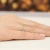 Złoty pierścionek diament laboratoryjny 0,40ct kamienie na szynie i koronie żółte złoto Lab Diamonds W0546.Z3.LDW.01 marko