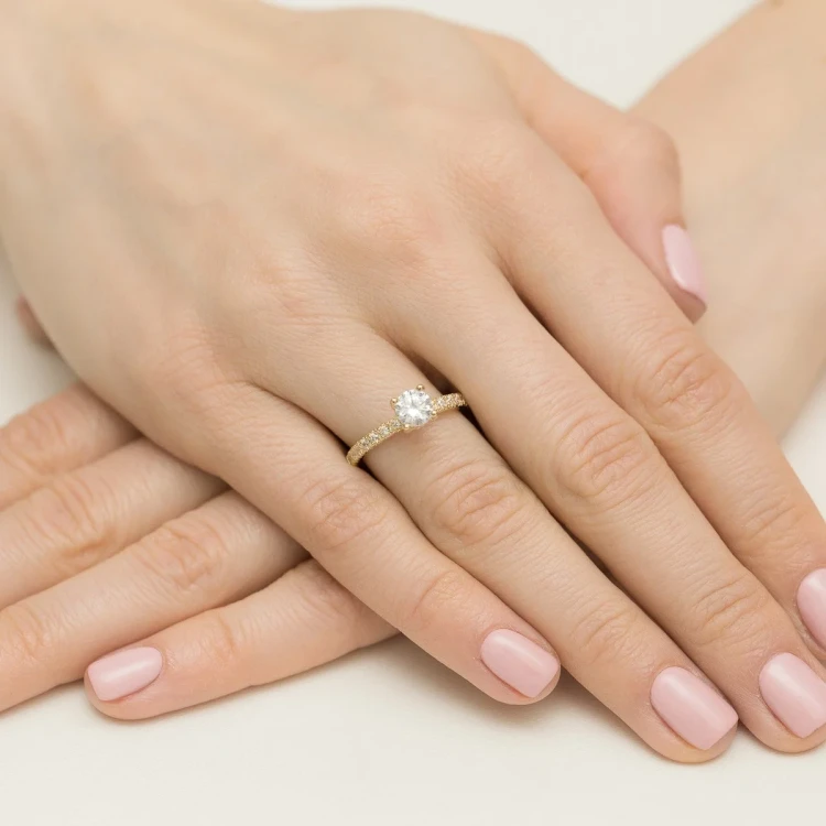 Złoty pierścionek diament laboratoryjny 0,70ct kamienie na szynie i koronie żółte złoto Lab Diamonds W0546.Z3.LDW.03 marko