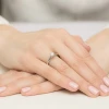 Złoty pierścionek diament laboratoryjny 0,50ct i kamienie na koronie białe złoto Lab Diamonds W0547.B3.LDW.02 marko